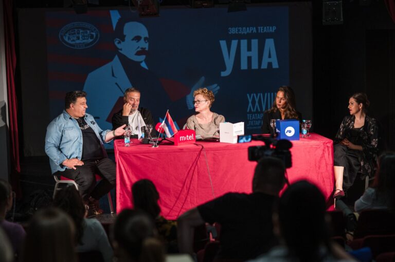 predstava una okrugli sto1